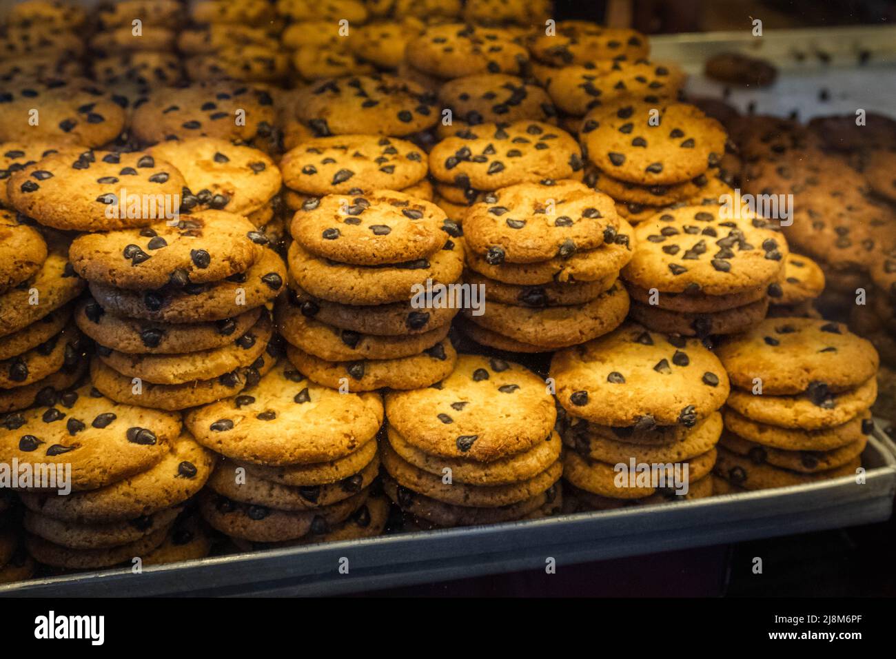 Stapel von Schokoladenkeksen in der Bäckerei Stockfoto