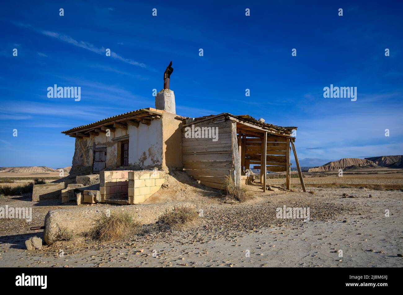 Altes Bauernhaus in Bardenas reales Nationalpark, Navarro, Spanien. Stockfoto