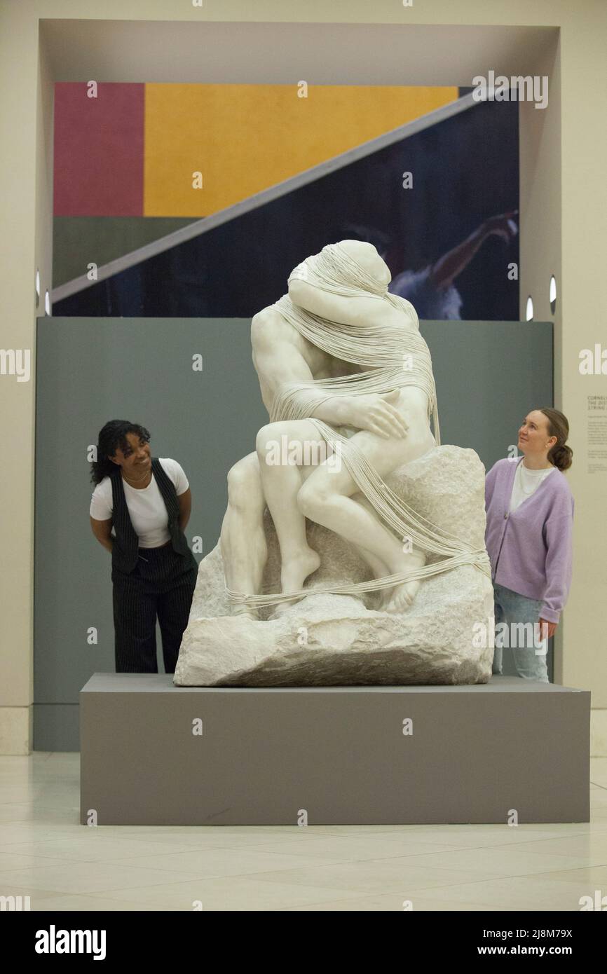 London, Großbritannien, 17. Mai 2022: Am 18. Mai 2022 wird in der Tate Britain in London eine Ausstellung mit Hauptwerken der Künstlerin Corelia Parker eröffnet."The Distance (A Kiss with String Attached)", 2003, ist ein Dialog mit Rodins berühmter Skulptur. Anna Watson/Alamy Live News Stockfoto