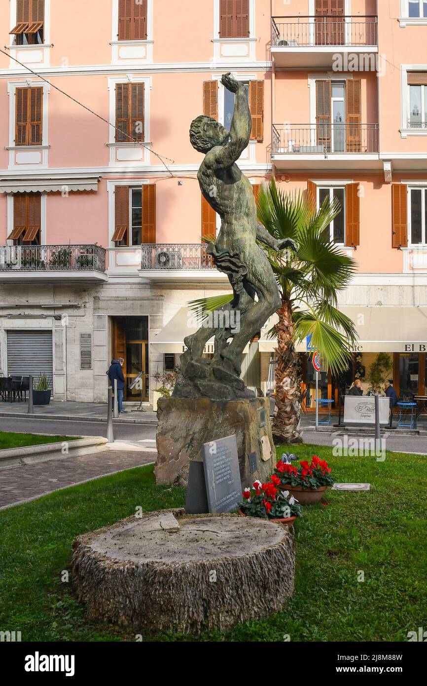 Das bronzene Kriegsdenkmal von Kefalonia in den Gärten des Corso Mombello, im Stadtzentrum von Sanremo, Imperia, Ligurien, Italien Stockfoto