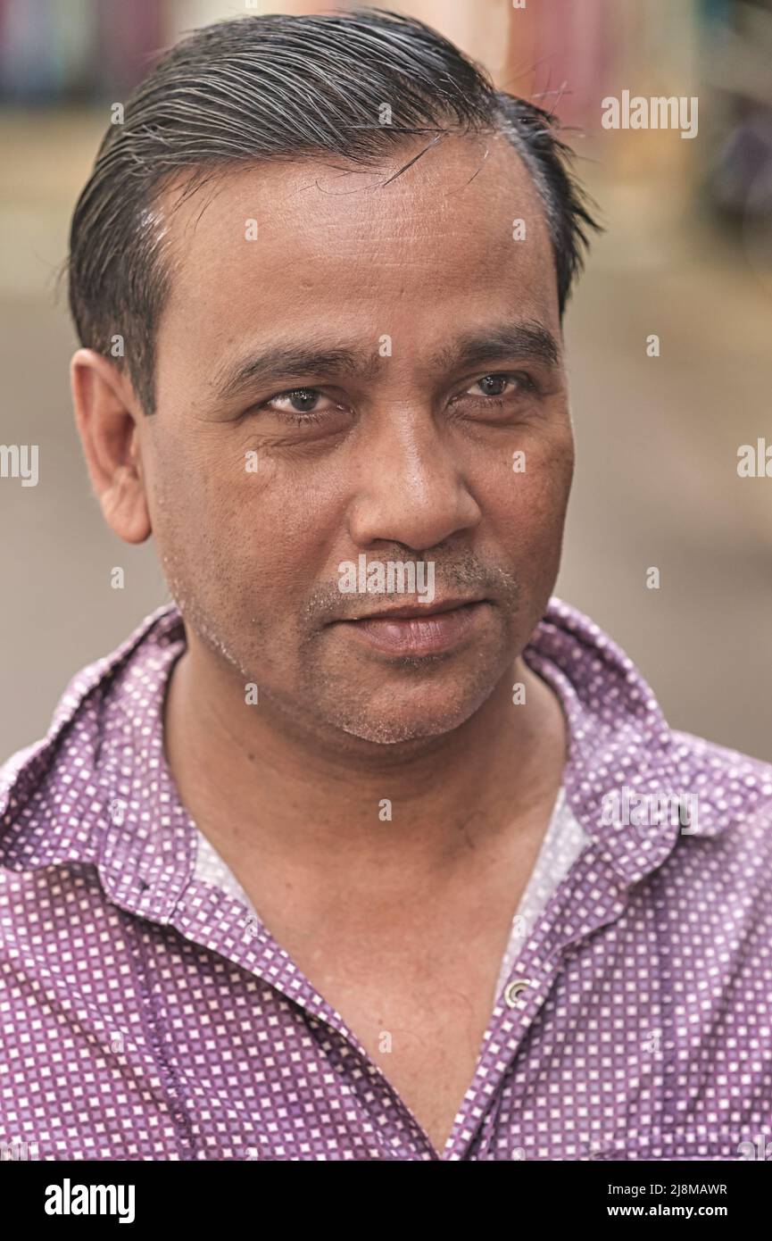 Porträt eines Mannes mittleren Alters aus Gorakhpur im Bundesstaat Uttar Pradesh in Nordindien, Mitglied der brahmanischen Kaste Stockfoto