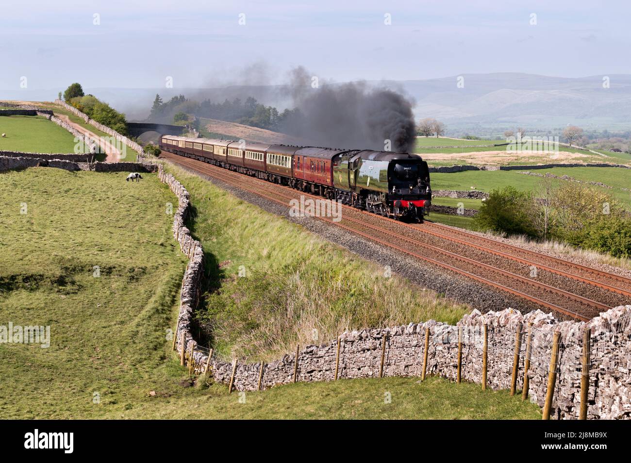 Die Lokomotive „Tangmere“ fährt das Northern Belle Settle-Carlisle Steam Special, gesehen in Greengates, Birkett Common, in der Nähe von Kirkby Stephen, Cumbria. Stockfoto