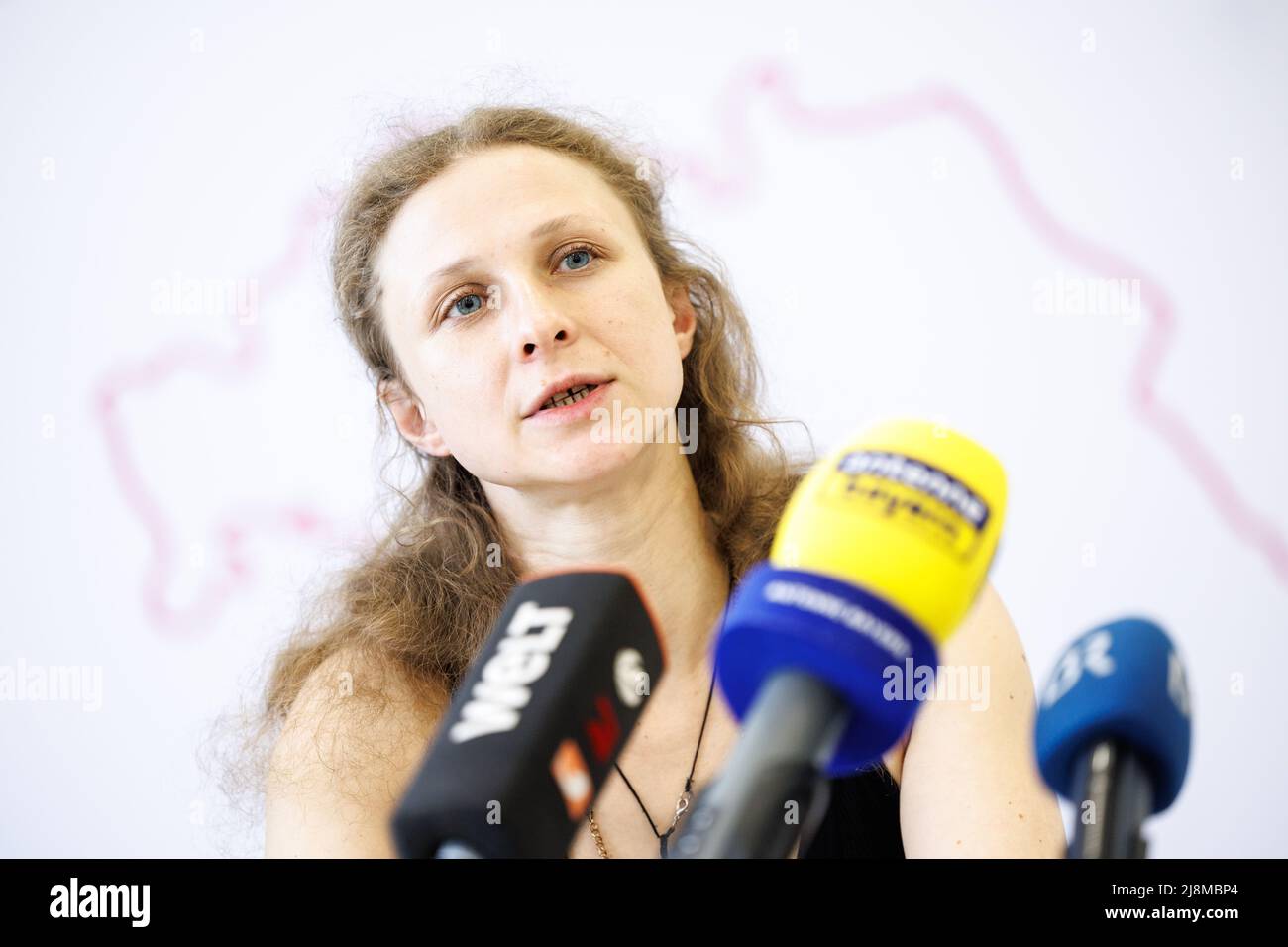 München, Deutschland. 17.. Mai 2022. Maria Alyokhina, Aktivistin und Mitglied der Gruppe Pussy Riot, spricht auf einer Pressekonferenz im Vorfeld einer Performance als Teil der "Riot Days 2022" der russischen Punkgruppe Pussy Riot. In einer Mischung aus Konzert, Kundgebung und Theater erzählen die politischen Aktivisten eine Geschichte von Widerstand, Repression und Revolution. Quelle: Matthias Balk/dpa/Alamy Live News Stockfoto