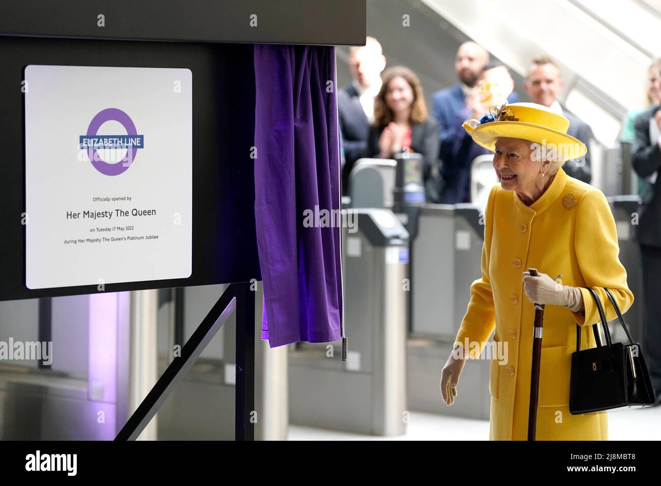 Queen Elizabeth II enthüllt eine Gedenktafel zur offiziellen Eröffnung der Elizabeth Line am Bahnhof Paddington in London, um die Fertigstellung des Londoner Crossrail-Projekts zu markieren. Bilddatum: Dienstag, 17. Mai 2022. Stockfoto