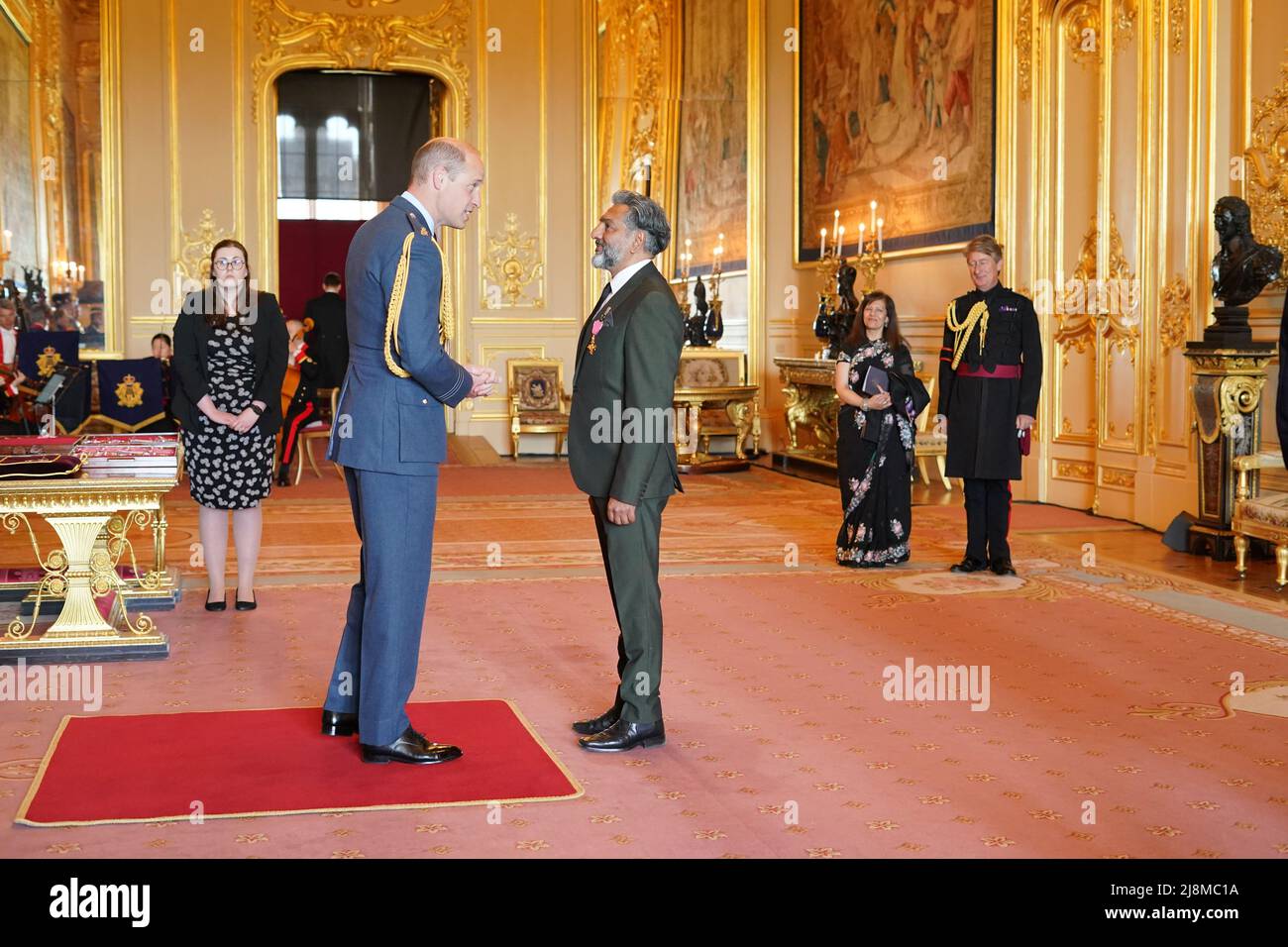Nitin Ganatra wird vom Herzog von Cambridge in Windsor Castle zum OBE (Offizier des Order of the British Empire) ernannt. Bilddatum: Dienstag, 17. Mai 2022. Stockfoto