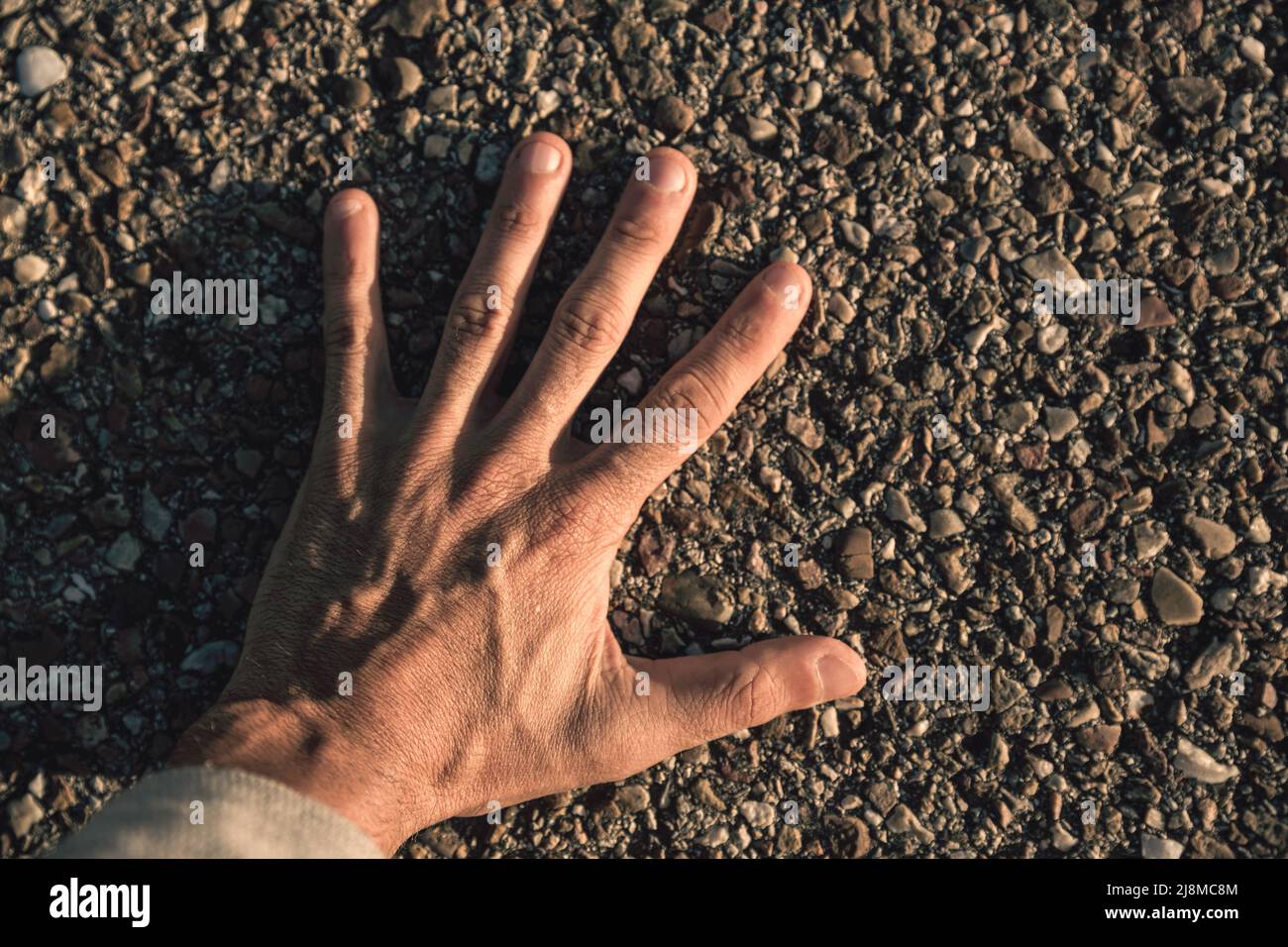 Männliche Hand berührt den ground9 Stockfoto
