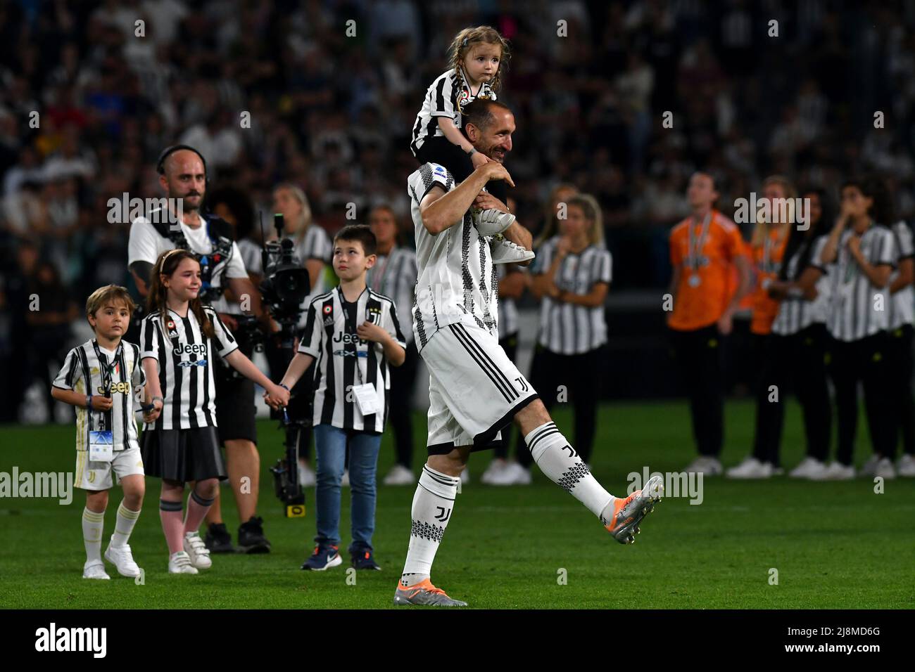 Giorgio Chiellini vom FC Juventus mit seinen Töchtern winkt den Fans am Ende des Fußballspiels der Serie A 2021/2022 zwischen Juventus FC und SS zu Stockfoto