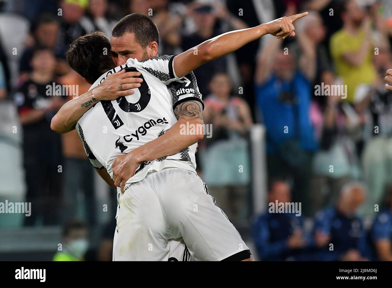 Paulo Dybala von Juventus FC feiert mit Leonardo Bonucci während der Serie A 2021/2022 Fußballspiel zwischen Juventus FC und SS Lazio in Juventus Stockfoto