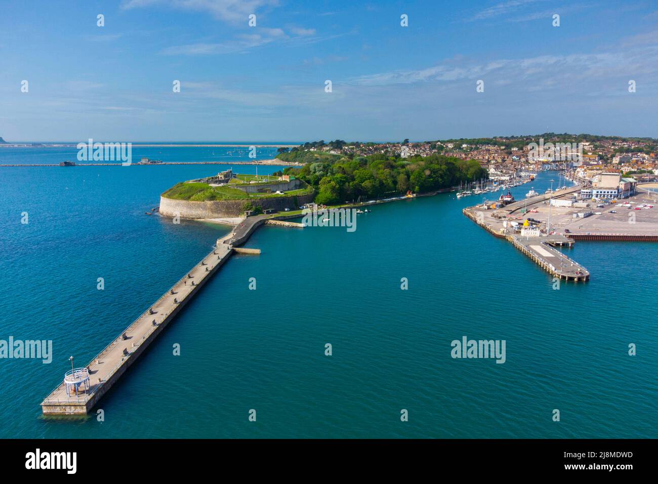 Weymouth, Dorset, Großbritannien. 17. Mai 2022. Wetter in Großbritannien. Blick aus der Luft des steinernen Piers, der sich vom historischen Nothe Fort am Eingang zum Hafen im Badeort Weymouth in Dorset an einem Morgen sengenden heißen Sonnenscheins erstreckt. Bildnachweis: Graham Hunt/Alamy Live News Stockfoto