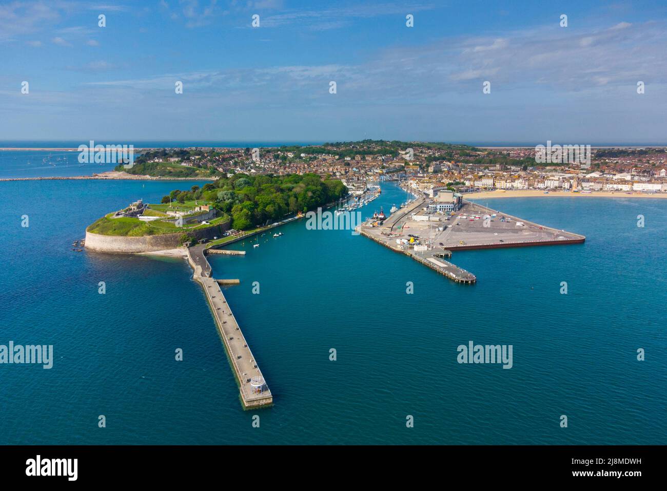 Weymouth, Dorset, Großbritannien. 17. Mai 2022. Wetter in Großbritannien. Blick aus der Luft des steinernen Piers, der sich vom historischen Nothe Fort am Eingang zum Hafen im Badeort Weymouth in Dorset an einem Morgen sengenden heißen Sonnenscheins erstreckt. Bildnachweis: Graham Hunt/Alamy Live News Stockfoto