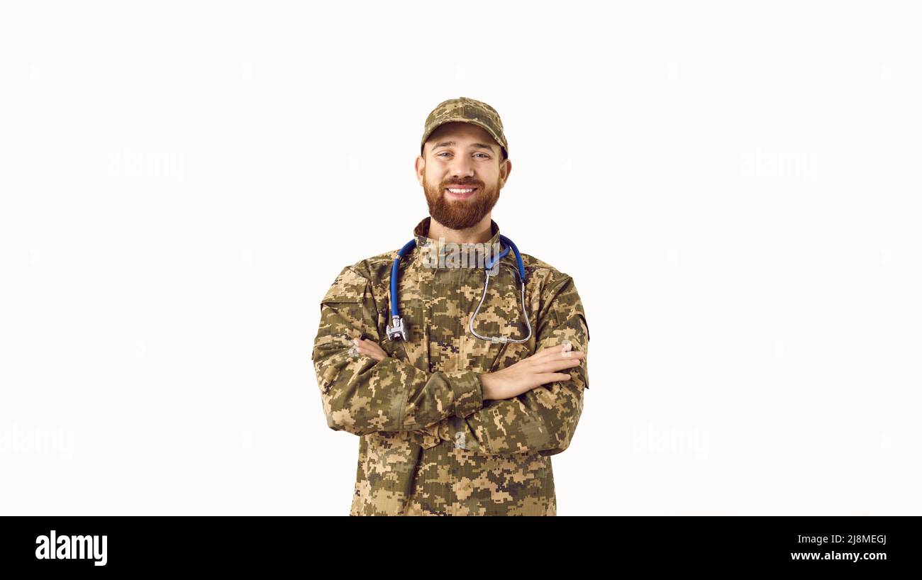 Porträt eines glücklichen Armeearztes in Tarnuniform isoliert auf weißem Hintergrund Stockfoto