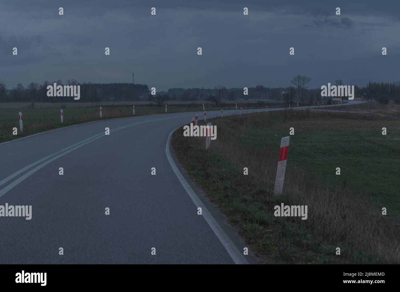 Asphaltstraße in der polnischen Landschaft, Gespanschaft WeGrow, Gespanschaft WeGrow, Woiwodschaft Masowien in Polen Stockfoto