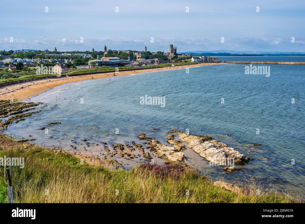 Erhöhter Blick auf den East Sands Beach im Royal Burgh of St Andrews in Fife, Schottland, Großbritannien Stockfoto