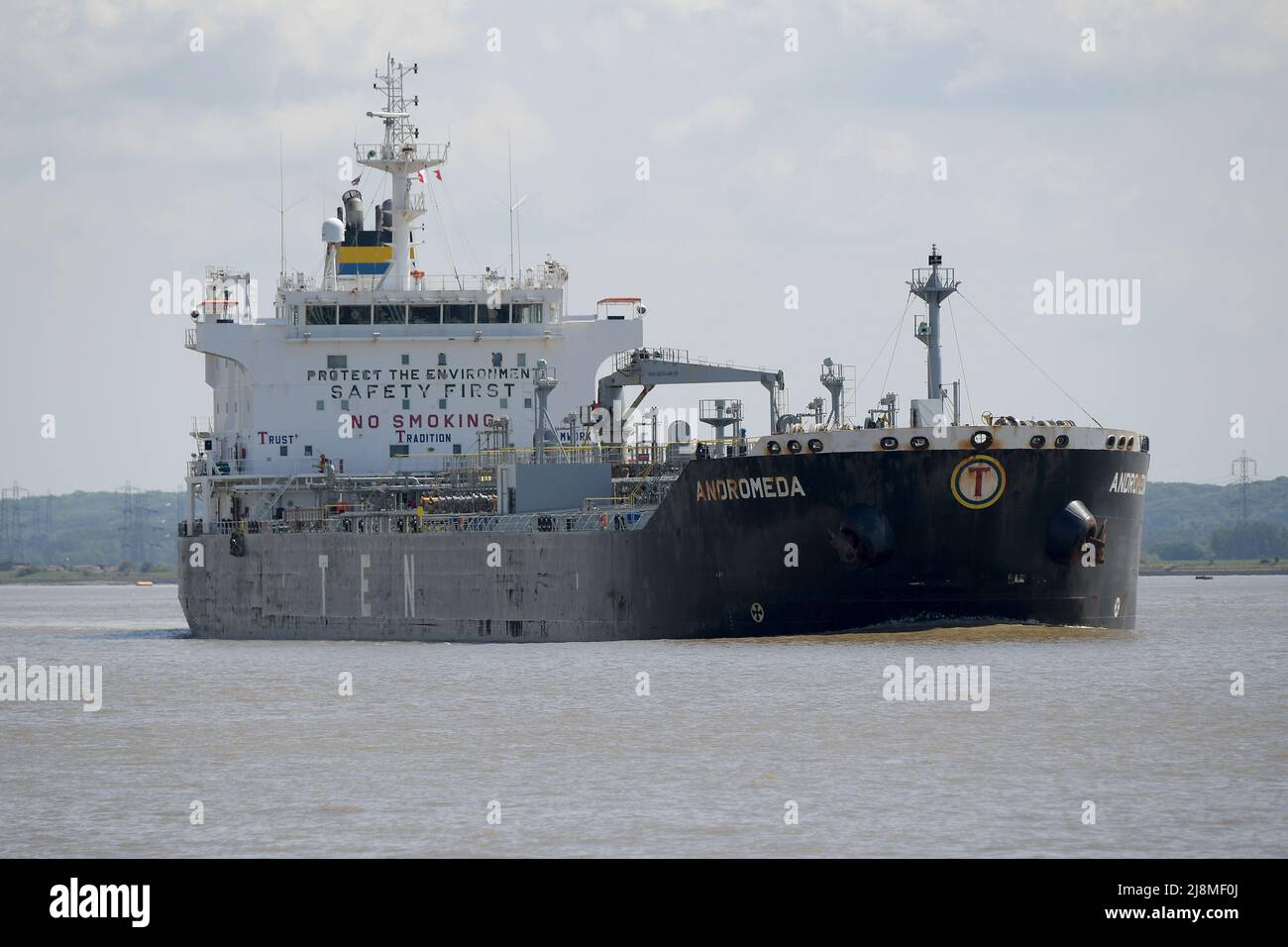 Tilbury Essex, Großbritannien. 17.. Mai 2022. Andromeda ein griechischer Öltaker kommt in der Themse an, um 24 Stunden später 33.000 Tonnen russischen Diesel abzuladen, nachdem Mitglieder von Greenpeace seine Entladung am Navigator Fuel Terminal in Grays Essex vorgehalten hatten. Der auf einen Wert von 30Million £geschätzte Treibstoff setzte sich am 10.. Mai 22 aus Primorsk in Russland aus. Die britische Regierung hat zugesagt, die Einfuhr von russischem Kraftstoff bis Ende 2022 zu beenden. Quelle: MARTIN DALTON/Alamy Live News Stockfoto