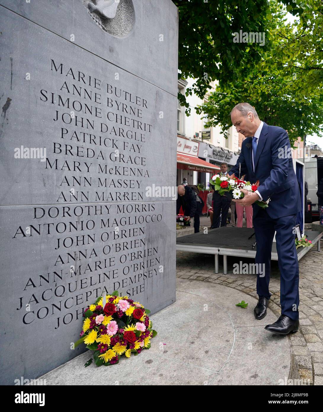 Taoiseach Micheal Martin legt in der Talbot Street Dublin während einer Zeremonie anlässlich des 48.. Jahrestages der Bombenanschläge von Dublin und Monaghan einen Kranz nieder. Bilddatum: Dienstag, 17. Mai 2022. Stockfoto