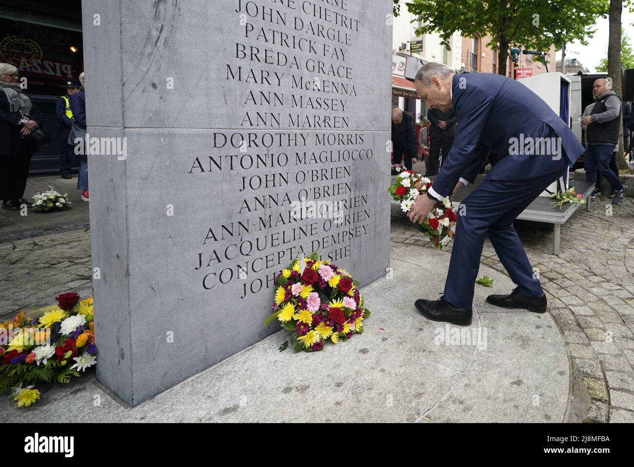 Taoiseach Micheal Martin legt in der Talbot Street Dublin während einer Zeremonie anlässlich des 48.. Jahrestages der Bombenanschläge von Dublin und Monaghan einen Kranz nieder. Bilddatum: Dienstag, 17. Mai 2022. Stockfoto