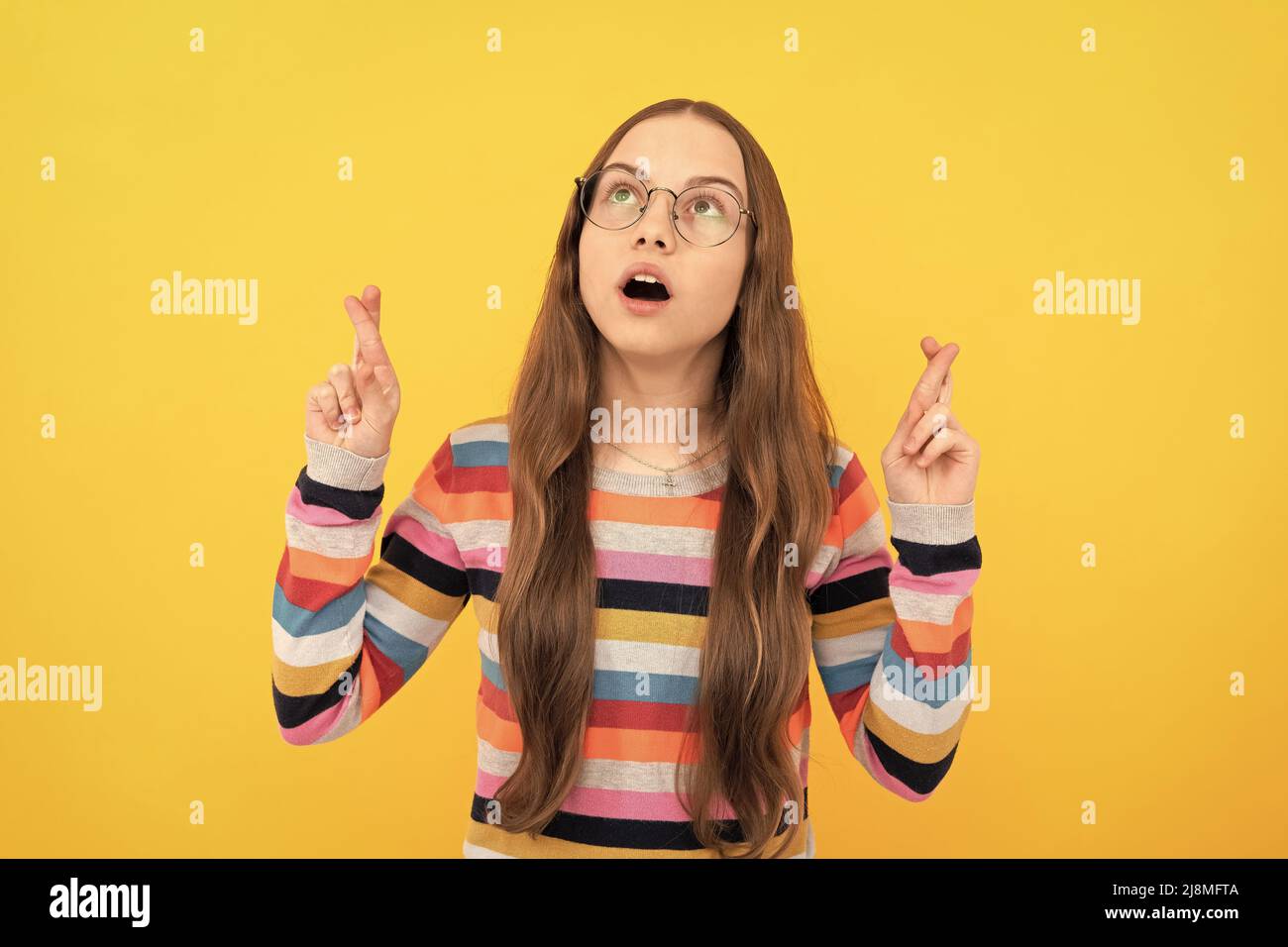 Schulmädchen Nerd Kind in Brillen für Vision Kreuzfinger machen einen Wunsch, Wunsch Stockfoto