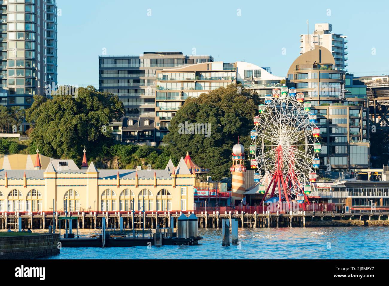 Am späten Nachmittag blicken Sie vom Blues Point am Sydney Harbour, Aust, auf den Luna Park und seine Riesenrad- und Hochhauswohnungen in Milsons Point Stockfoto