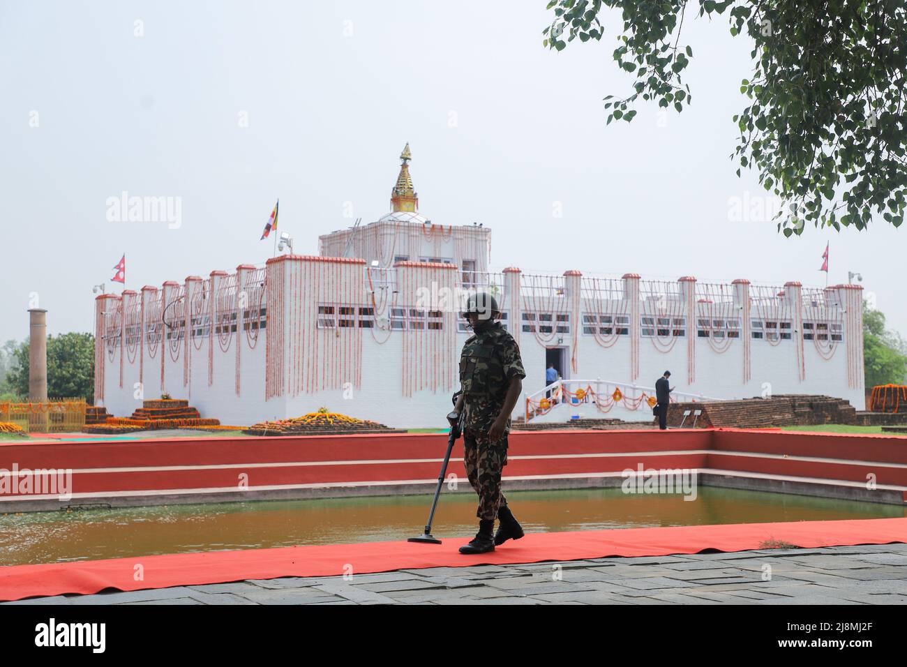 Das Mitglied des Teams für die Entsorgung von Nepalwaffen Amry macht Inspektion in dem Gebiet, in dem der indische Premierminister Narendra Modi von seinem nepalesischen Amtskollegen Sher Bahadur Deuba begleitet wird, um den Maya Devi Tempel, den Geburtsort von Lord Gautam Buddha im Rupandehi Distrikt in Nepal. Der Maya Devi Tempel, einer der UNESCO-Weltkulturerbestätten, der gemeinhin als Lumbini bekannt ist, beherbergt den Markerstein, die Krippenskulptur und die strukturellen Ruinen, die alle mit der Geburt von Lord Sakyamuni Buddha in Verbindung stehen. Der Markierstein zeigt den genauen Geburtsort an und die Krippe zeigt die Geburtsszene des Prinzen SIDD Stockfoto Das Mitglied des Teams für die Entsorgung von Nepalwaffen Amry macht Inspektion in dem Gebiet, in dem der indische Premierminister Narendra Modi von seinem nepalesischen Amtskollegen Sher Bahadur Deuba begleitet wird, um den Maya Devi Tempel, den Geburtsort von Lord Gautam Buddha im Rupandehi Distrikt in Nepal. Der Maya Devi Tempel, einer der UNESCO-Weltkulturerbestätten, der gemeinhin als Lumbini bekannt ist, beherbergt den Markerstein, die Krippenskulptur und die strukturellen Ruinen, die alle mit der Geburt von Lord Sakyamuni Buddha in Verbindung stehen. Der Markierstein zeigt den genauen Geburtsort an und die Krippe zeigt die Geburtsszene des Prinzen SIDD Stockfoto