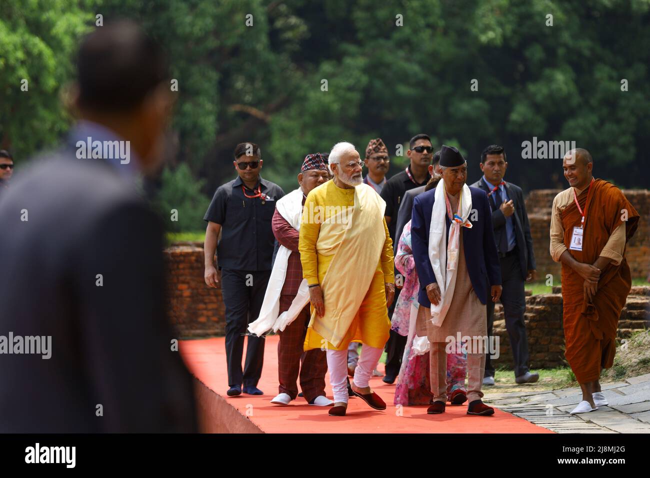 Der indische Premierminister Narendra Modi begleitet von seinem nepalesischen Amtskollegen Sher Bahadur Deuba während seines Besuchs im Himalaya-Land im Jahr 5. den Maya Devi-Tempel im Distrikt Rupandehi in Nepal. Der Maya Devi Tempel, einer der UNESCO-Weltkulturerbestätten, der gemeinhin als Lumbini bekannt ist, beherbergt den Markerstein, die Krippenskulptur und die strukturellen Ruinen, die alle mit der Geburt von Lord Sakyamuni Buddha in Verbindung stehen. Der Markierungsstein zeigt den genauen Geburtsort an, und die Krippe zeigt die Geburtsszene des Prinzen Siddhartha. (Foto von Subash Shrestha/Sipa USA) Stockfoto