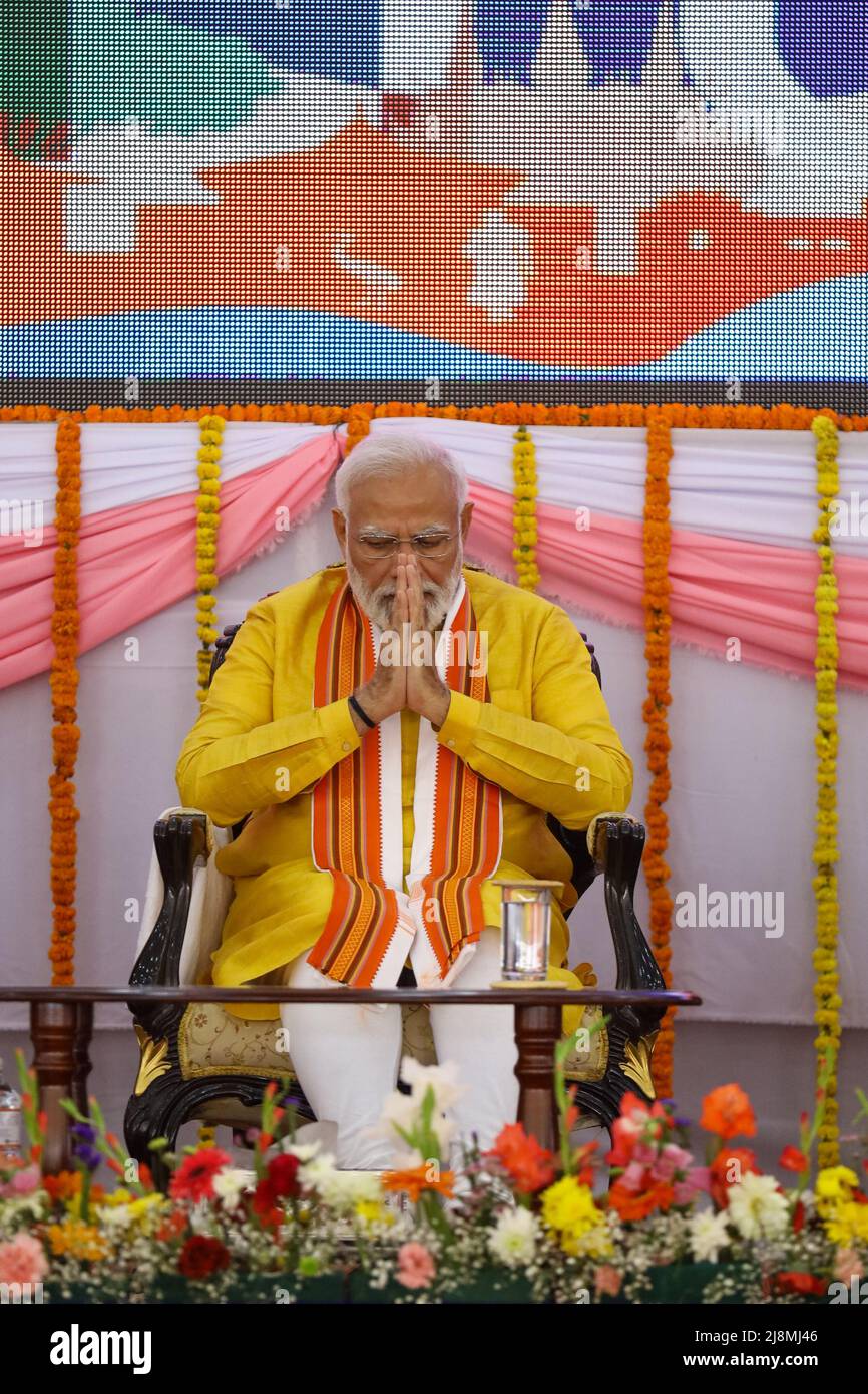 Der indische Premierminister Narendra Modi nimmt an einer Konferenz in Lumbini im Rupandehi-Distrikt in Nepal Teil, während er Namaste 5. besucht. Der Maya Devi Tempel, einer der UNESCO-Weltkulturerbestätten, der gemeinhin als Lumbini bekannt ist, beherbergt den Markerstein, die Krippenskulptur und die strukturellen Ruinen, die alle mit der Geburt von Lord Sakyamuni Buddha in Verbindung stehen. Der Markierungsstein zeigt den genauen Geburtsort an, und die Krippe zeigt die Geburtsszene des Prinzen Siddhartha. (Foto von Subash Shrestha/Sipa USA) Stockfoto