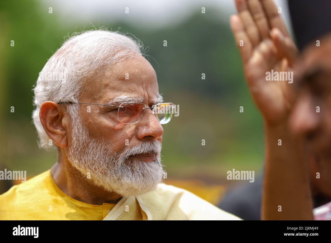 Kapilvastu, Nepal. 16.. Mai 2022. Der indische Premierminister Narendra Modi umgeht den Maya Devi Tempel im Rupandehi Distrikt in Nepal während seines Besuchs im Himalaya-Land im Jahr 5.. Der Maya Devi Tempel, einer der UNESCO-Weltkulturerbestätten, der gemeinhin als Lumbini bekannt ist, beherbergt den Markerstein, die Krippenskulptur und die strukturellen Ruinen, die alle mit der Geburt von Lord Sakyamuni Buddha in Verbindung stehen. Der Markierungsstein zeigt den genauen Geburtsort an, und die Krippe zeigt die Geburtsszene des Prinzen Siddhartha. (Foto: Subash Shrestha/Sipa USA) Quelle: SIPA USA/Alamy Live News Stockfoto Kapilvastu, Nepal. 16.. Mai 2022. Der indische Premierminister Narendra Modi umgeht den Maya Devi Tempel im Rupandehi Distrikt in Nepal während seines Besuchs im Himalaya-Land im Jahr 5.. Der Maya Devi Tempel, einer der UNESCO-Weltkulturerbestätten, der gemeinhin als Lumbini bekannt ist, beherbergt den Markerstein, die Krippenskulptur und die strukturellen Ruinen, die alle mit der Geburt von Lord Sakyamuni Buddha in Verbindung stehen. Der Markierungsstein zeigt den genauen Geburtsort an, und die Krippe zeigt die Geburtsszene des Prinzen Siddhartha. (Foto: Subash Shrestha/Sipa USA) Quelle: SIPA USA/Alamy Live News Stockfoto