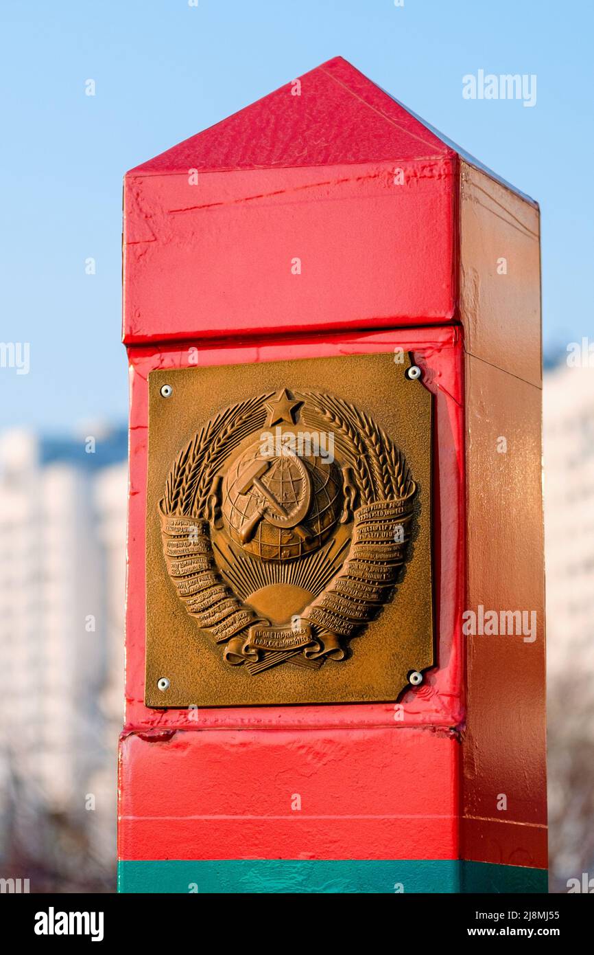 Grenzposten mit Wappen der Sowjetunion. Nahaufnahme Stockfoto