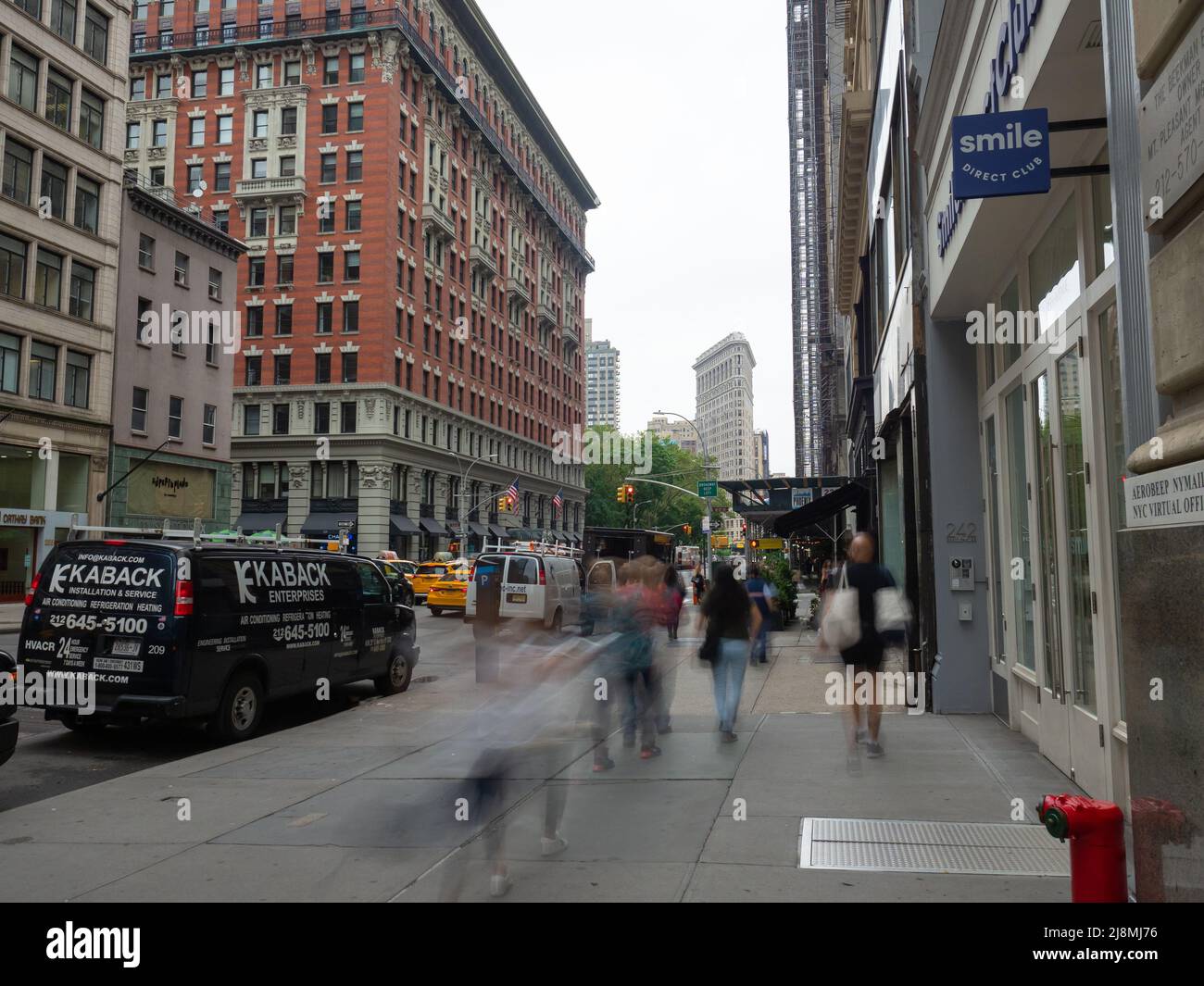 Langzeitbelichtung aufgenommen in 5. Avenue. Stockfoto