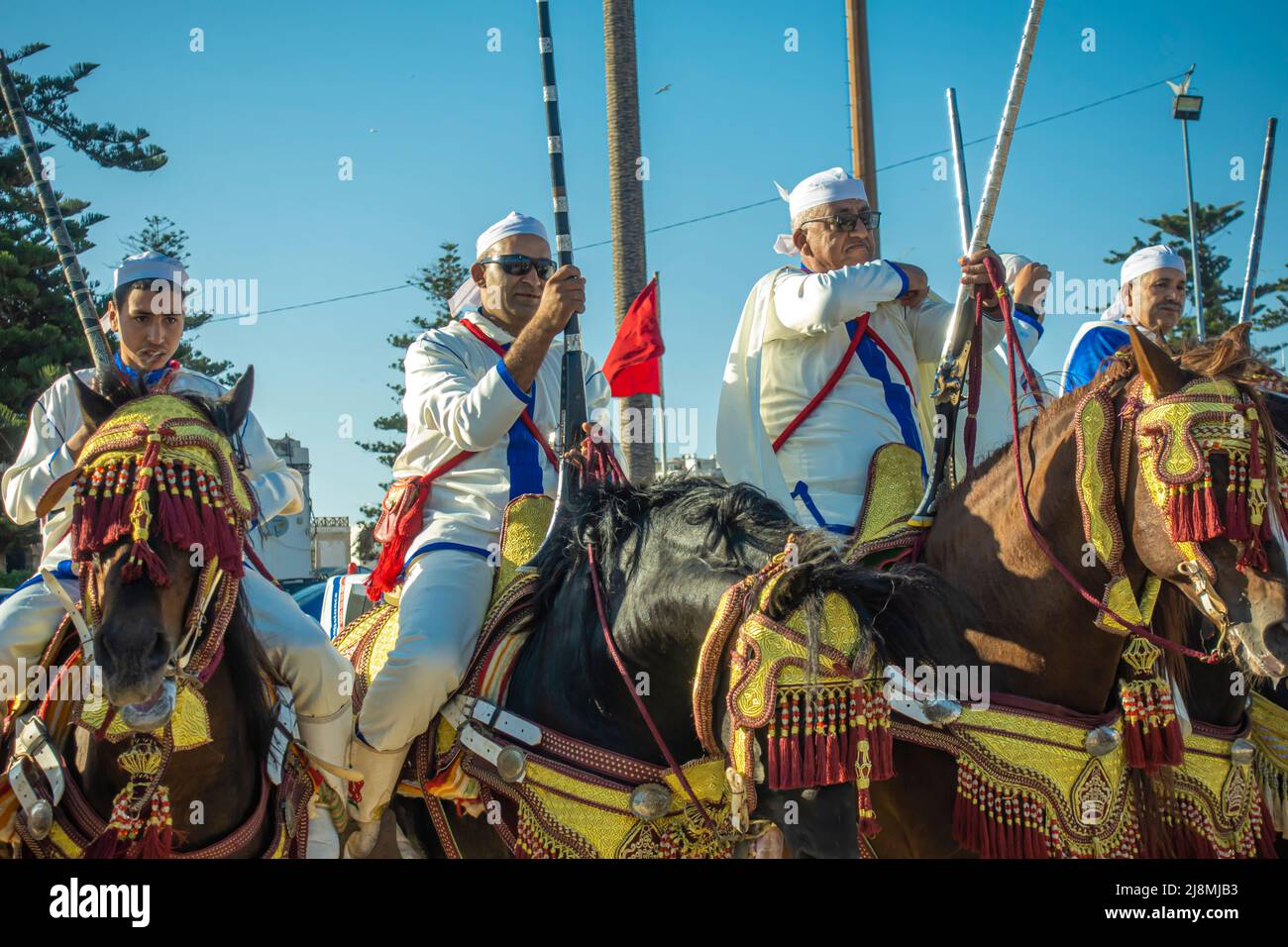 Reitertruppe Tbourida oder Fantasia bei der Maroc Historic Rallye 2020, die am 16. Mai 2022 in Essaouira, Marokko, stattfand Stockfoto