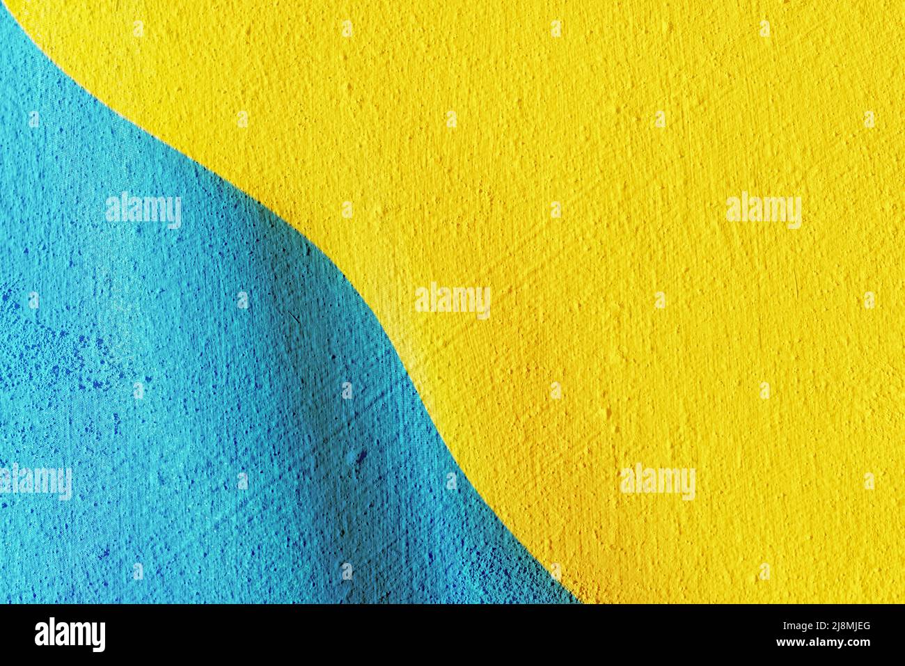 Nationale gelbe und blaue Flagge der Ukraine auf schöne strukturierte Betonwand gemalt. Speicherplatz kopieren. Stockfoto