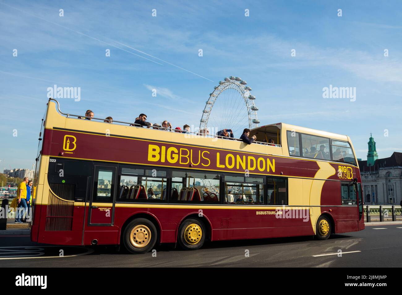 BigBus London, London Tour Bus auf der Westminster Bridge Road, London, UK mit London Eye. Stadtrundfahrt mit dem Bus. Big Bus Tours Stockfoto