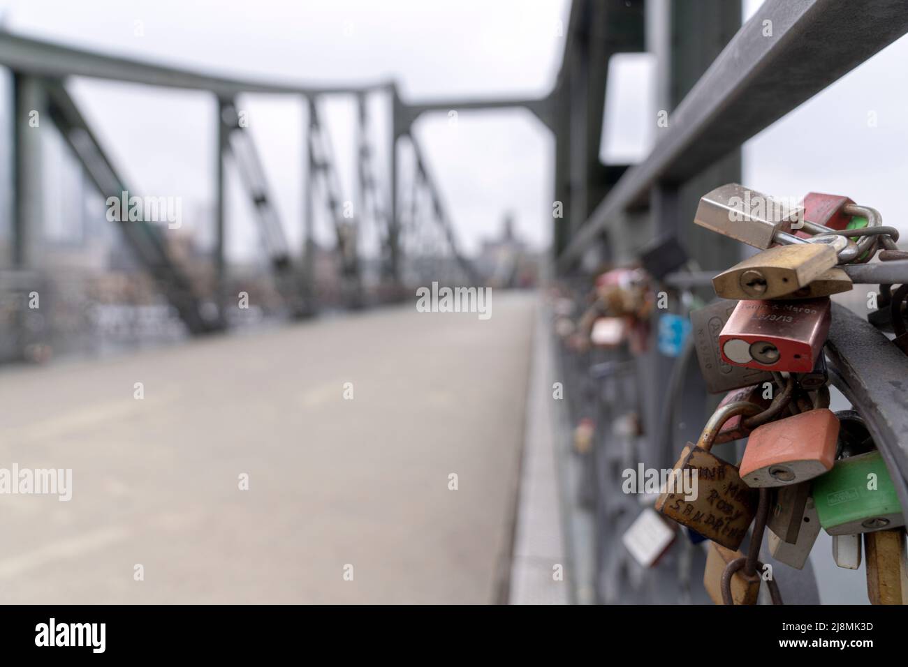 Liebe Vorhängeschlösser hängen an der Eiserner Steg Brücke, Frankfurt, Deutschland Stockfoto