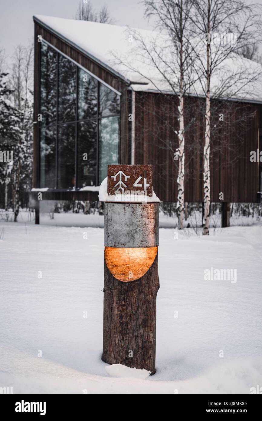 Holzhütte mit Glaswänden im Schnee, skandinavische Design-Suite des luxuriösen Arctic Bath Spa Hotels, Harads, Lappland, Schweden Stockfoto