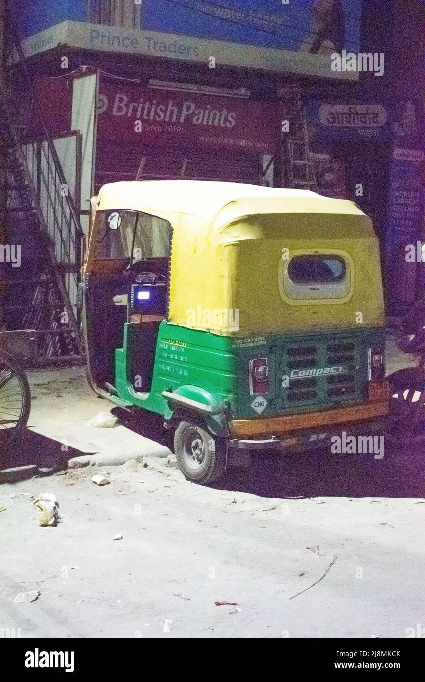 Eine alte Auto-Rikscha in der Nacht auf der Straße. Stockfoto