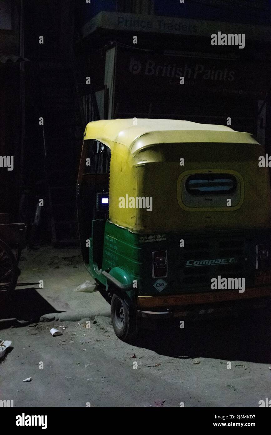 Eine alte Auto-Rikscha in der Nacht auf der Straße. Stockfoto