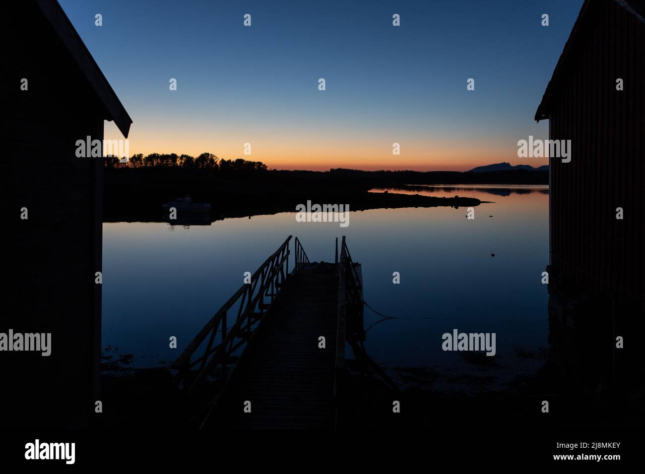 Silhouetten von seahouses bei Sonnenuntergang in Brønnøysund, Helgeland, Norwegen. Schöne Farben und Reflexionen. Stockfoto