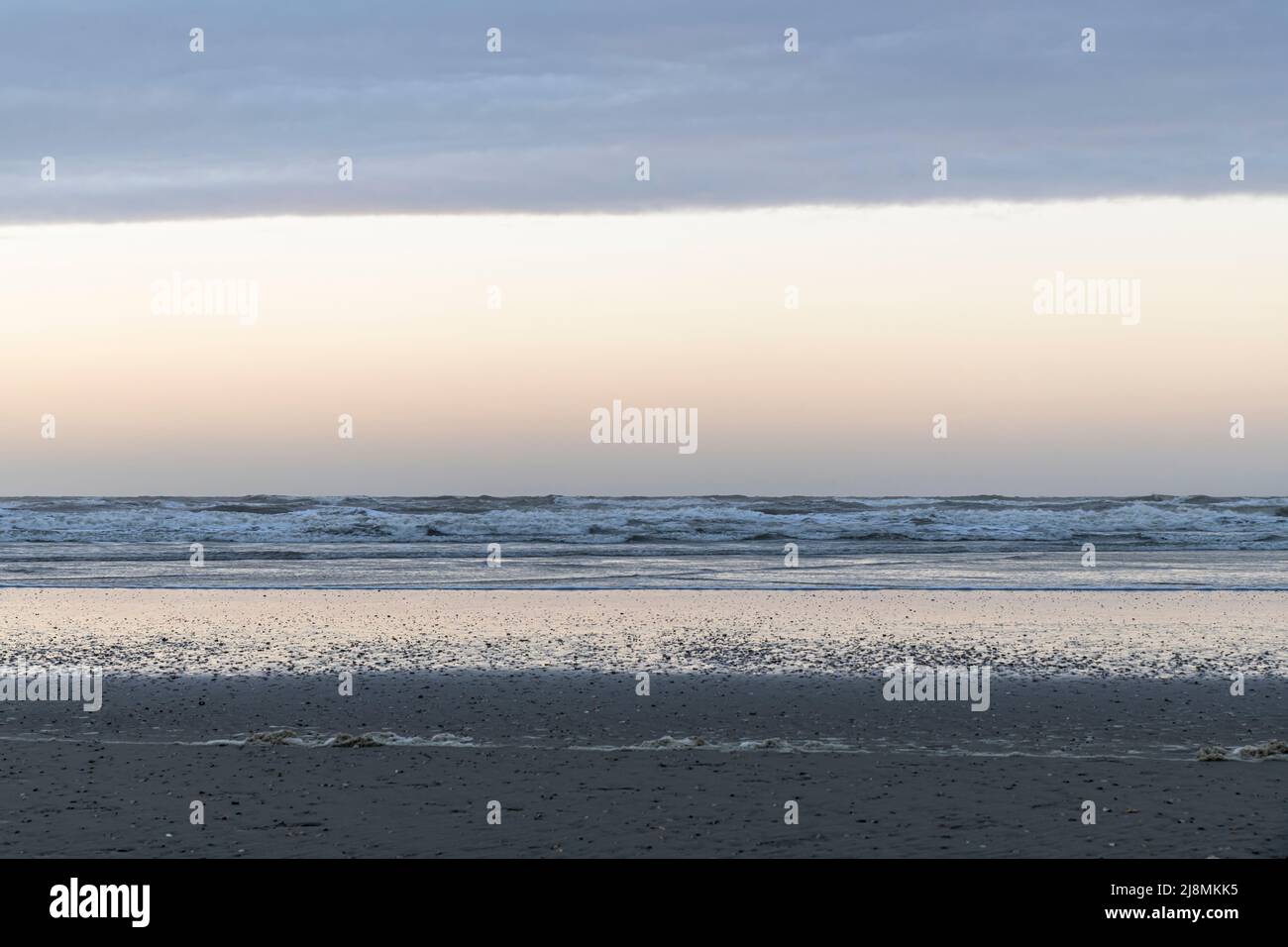 Ruhiger Horizont am Morgen: Küstenlandschaft, Himmel und Ozeanwellen Stockfoto