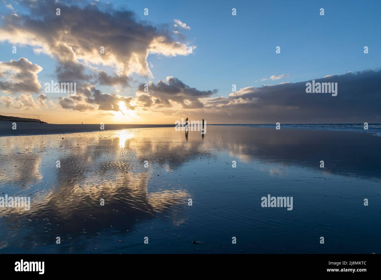 moody Sonnenuntergang an der Nordsee mit Reflexion im Wasser Stockfoto