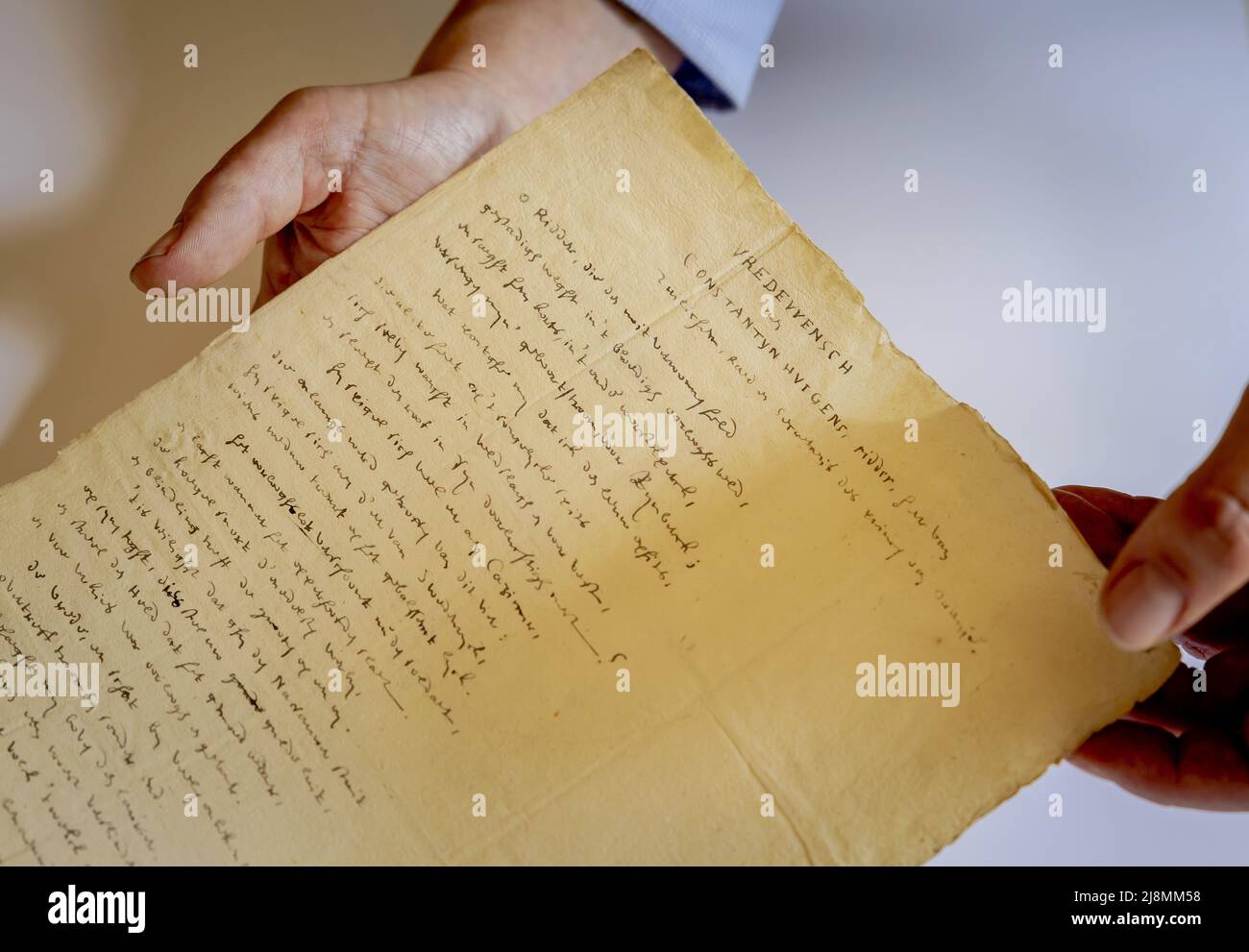 2022-05-17 14:07:48 HAARLEM - Ein handgeschriebenes Gedicht vom berühmten Dichter Joost van den Vondel. Das Gedicht Vredeswensch, das Vondel 1633 an Constantijn Huygens schickte, steht unter dem Hammer und wird voraussichtlich etwa 20.000 bis 30.000 Euro erwirtschaften. ANP ROBIN VAN LONKHUIJSEN niederlande Out - belgien Out Stockfoto
