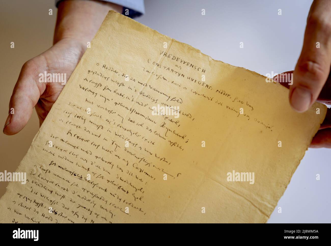 2022-05-17 14:07:48 HAARLEM - Ein handgeschriebenes Gedicht vom berühmten Dichter Joost van den Vondel. Das Gedicht Vredeswensch, das Vondel 1633 an Constantijn Huygens schickte, steht unter dem Hammer und wird voraussichtlich etwa 20.000 bis 30.000 Euro erwirtschaften. ANP ROBIN VAN LONKHUIJSEN niederlande Out - belgien Out Stockfoto