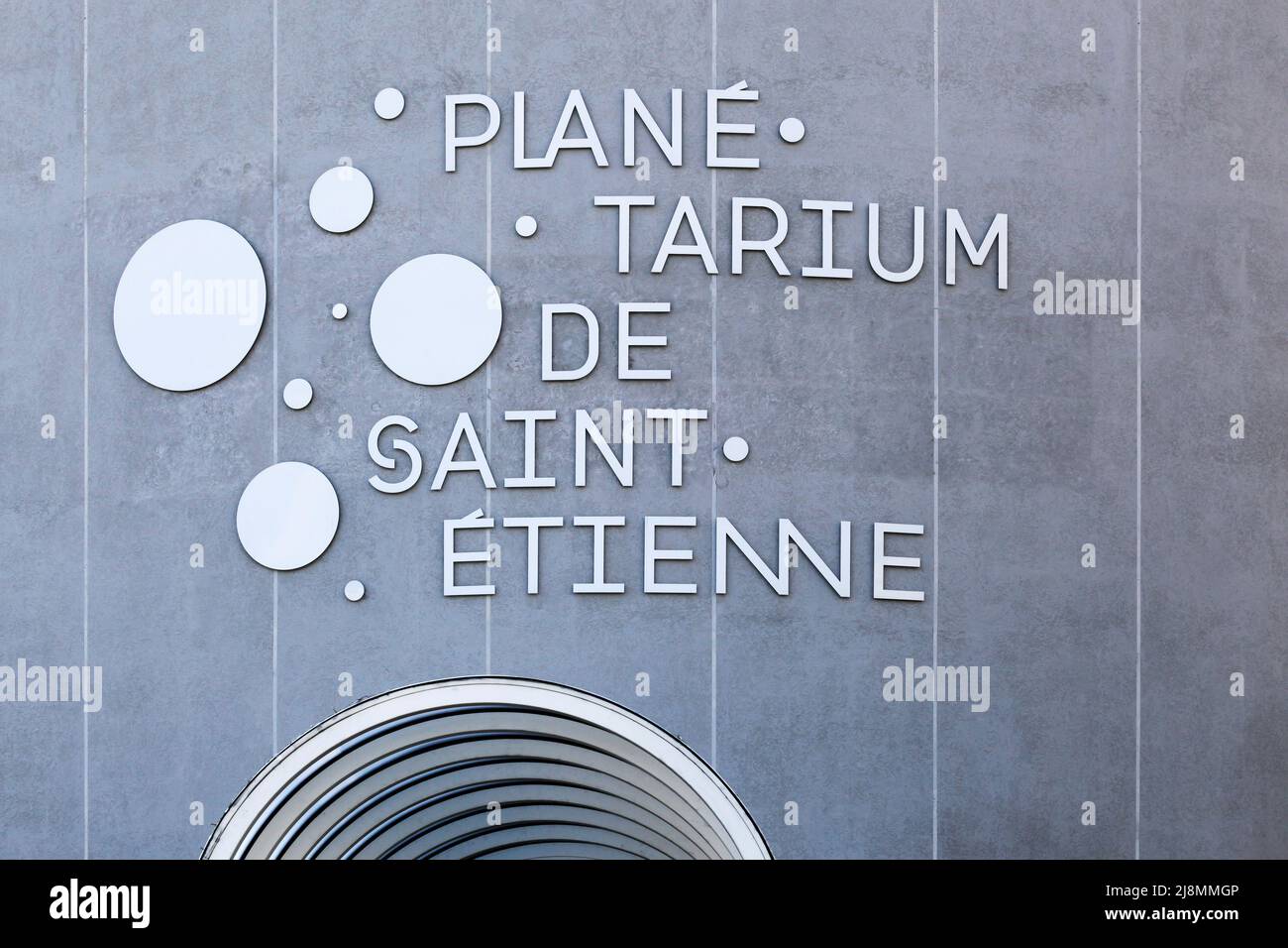 Saint Etienne, Frankreich - 21. Juni 2020: Fassade des Planetariums in Saint-Etienne, Frankreich Stockfoto