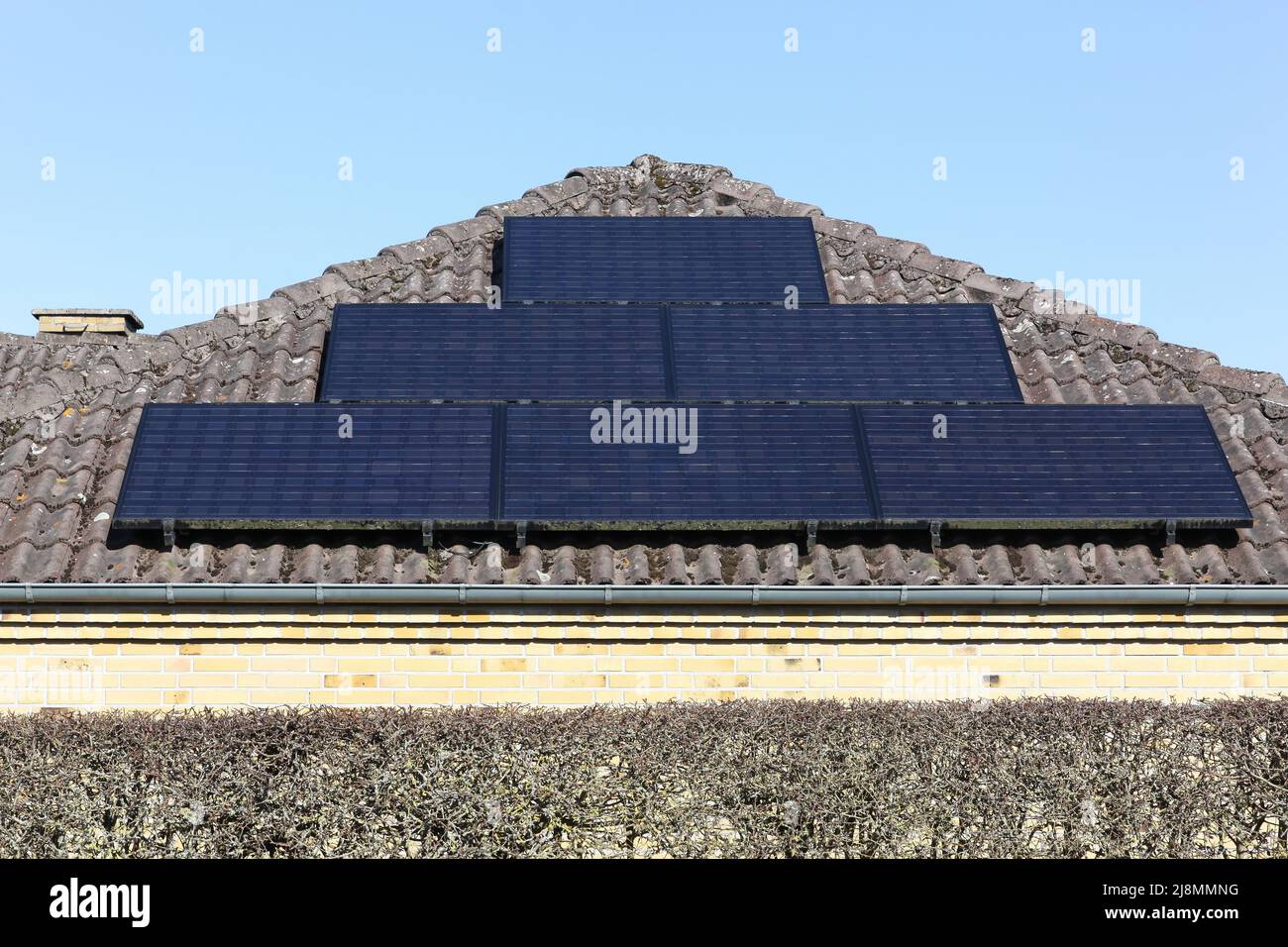 Sonnenkollektoren auf einem Dach eines Hauses Stockfoto