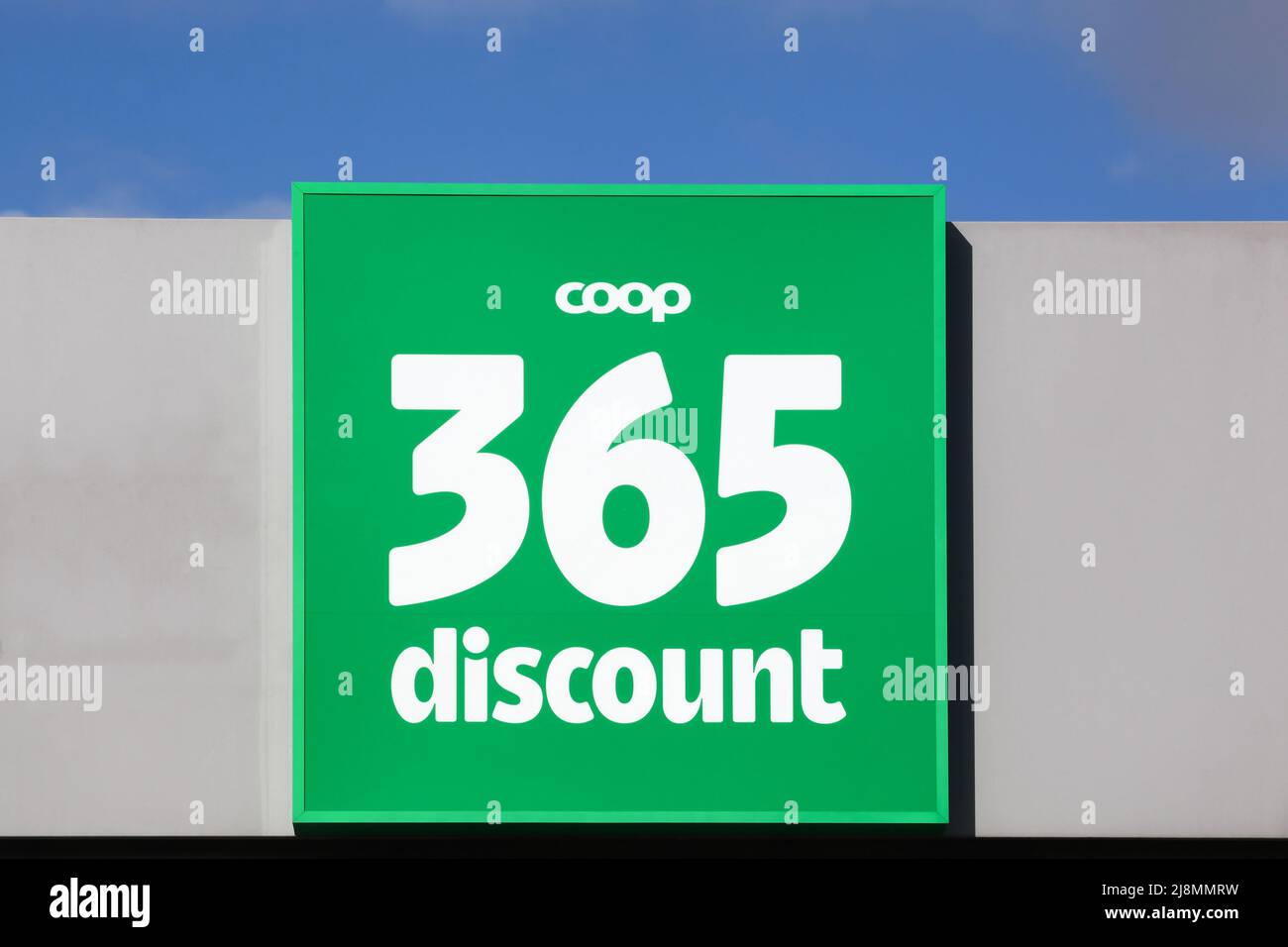 Aarhus, Dänemark - 4. März 2022: Coop 365discount ist eine dänische Supermarktkette mit Discounter im Besitz von Coop Danmark Stockfoto