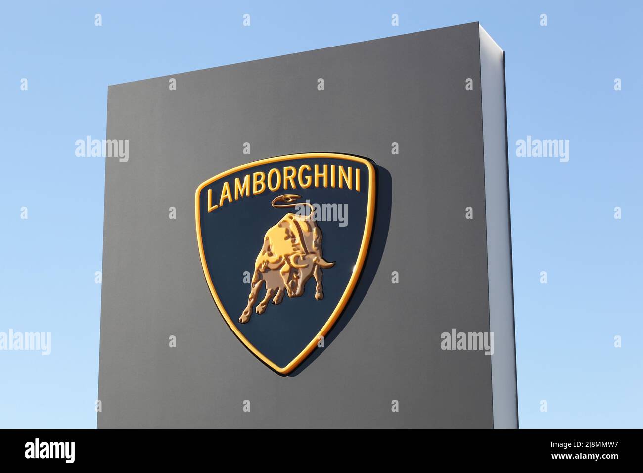Dardilly, Frankreich - 13. Juni 2021: Lamborghini-Logo auf einer Tafel. Lamborghini ist eine italienische Marke und Hersteller von Luxus-Supersportwagen und Sportwagen Stockfoto