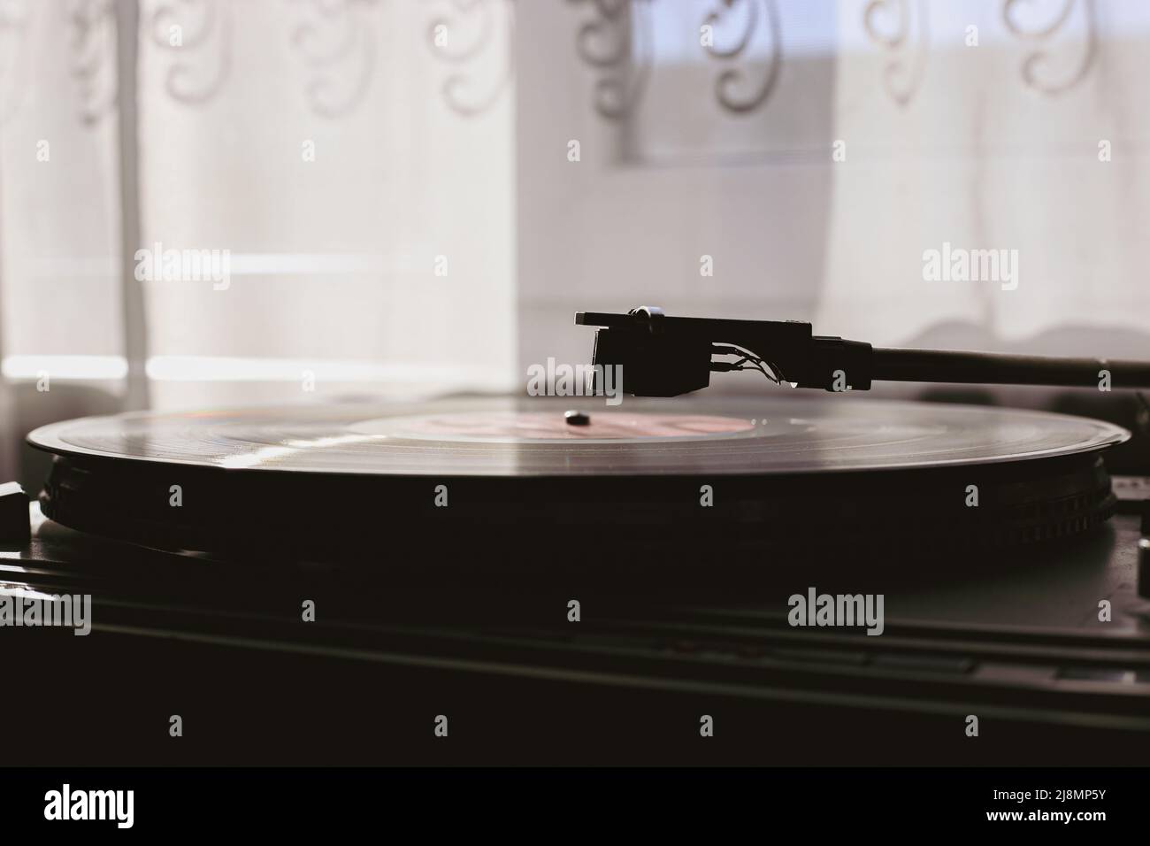 Klassische Vinyl-Schallplatten bei Tageslicht in Nahaufnahme spielen Stockfoto