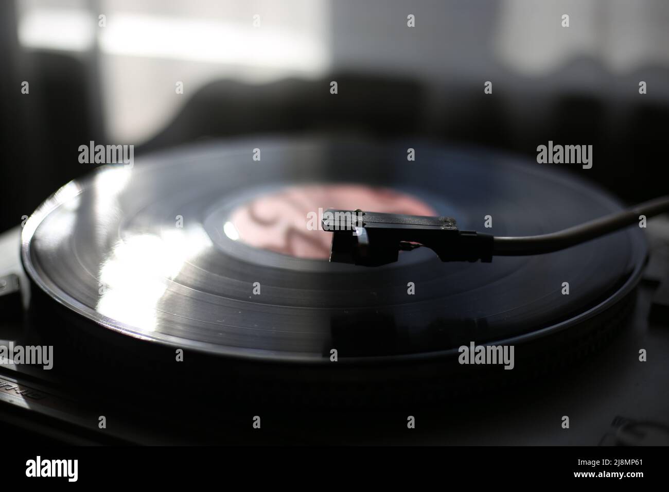 Klassische Vinyl-Schallplatten bei Tageslicht in Nahaufnahme spielen Stockfoto