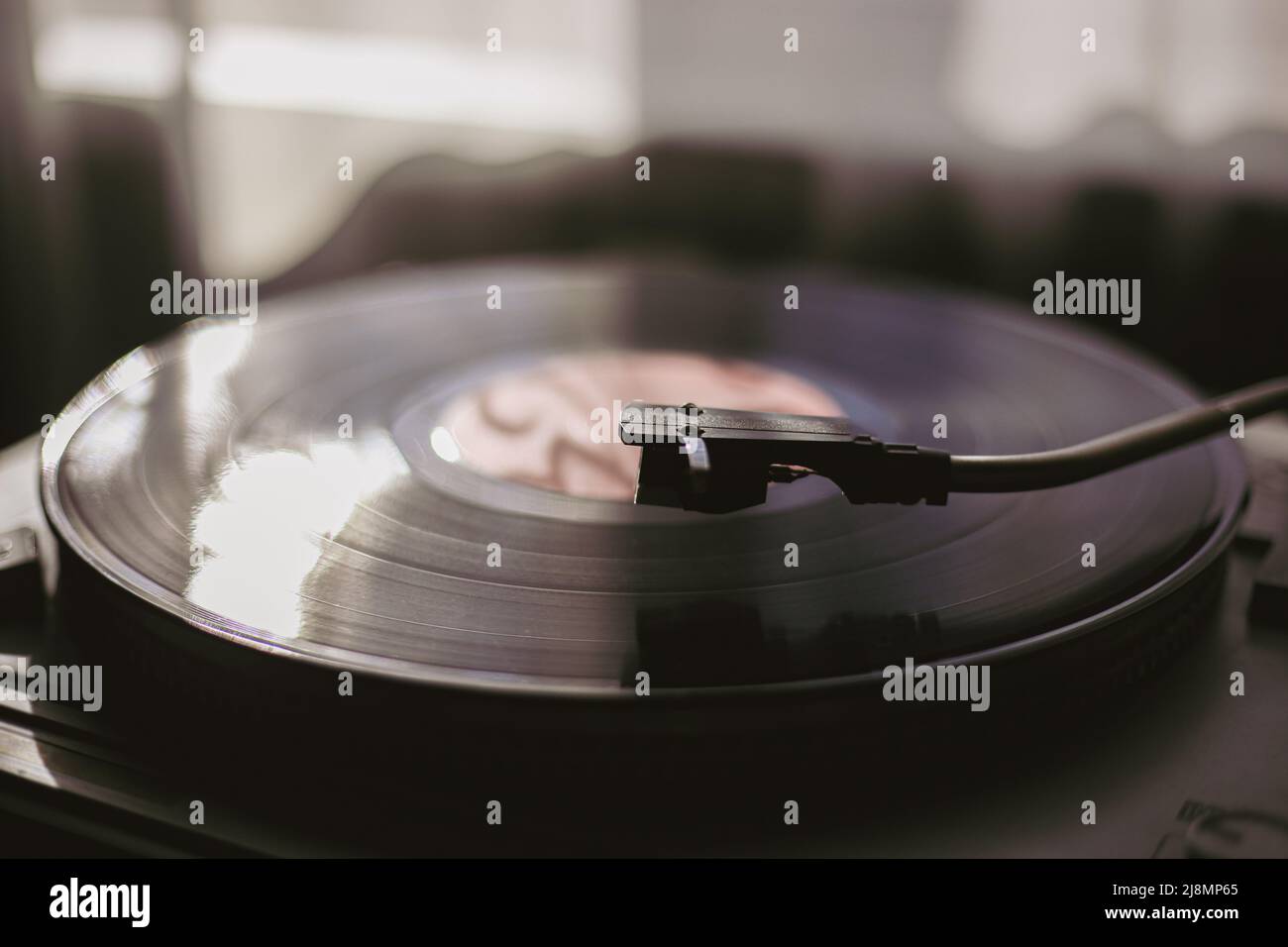 Klassische Vinyl-Schallplatten bei Tageslicht in Nahaufnahme spielen Stockfoto