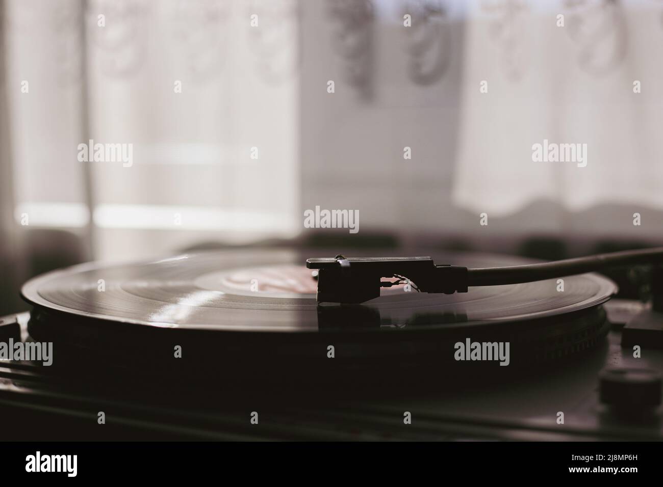Klassische Vinyl-Schallplatten bei Tageslicht in Nahaufnahme spielen Stockfoto