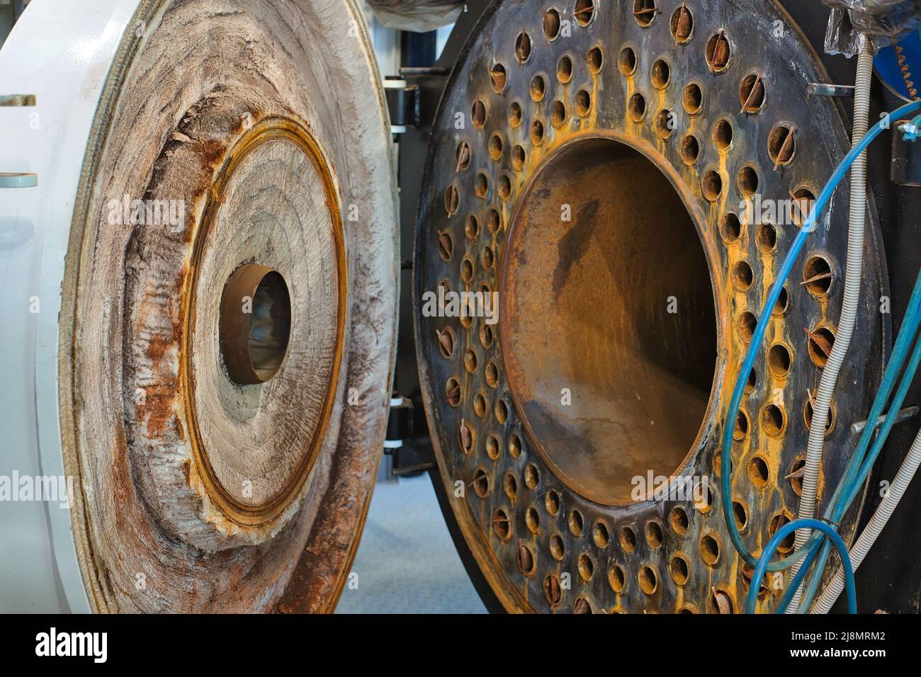 Blick auf das offene Kesselgaskesselhaus. Reparatur und Wartung von Industrieanlagen. Vorbereitung des Kesselraums für die Heizsaison. Hintergrund Stockfoto