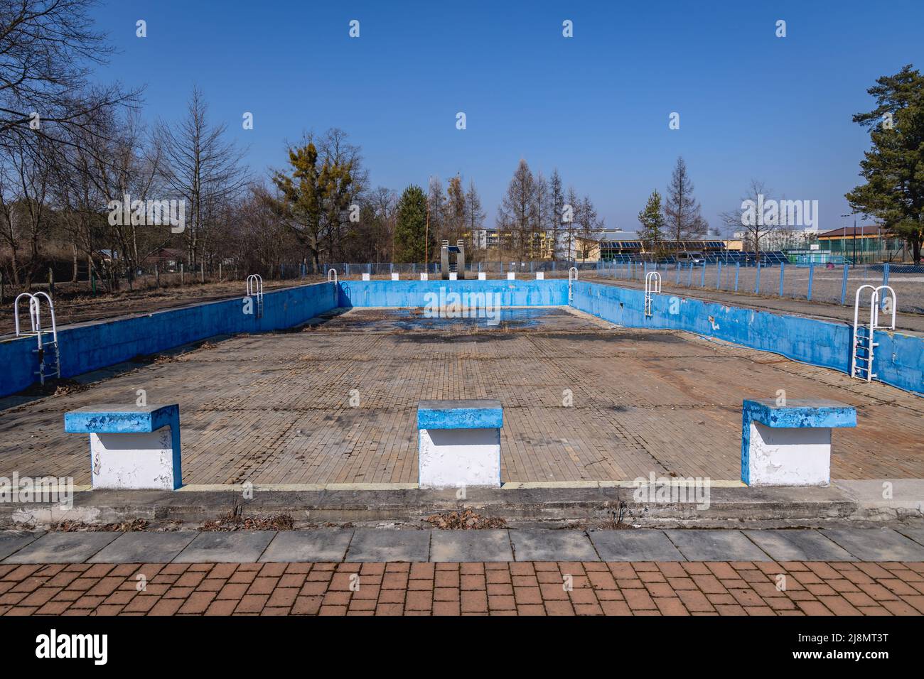 Altes geschlossenes Schwimmbad in der Stadt Nowa Deba im Kreis Tarnobrzeg in der Woiwodschaft Subkarpaten in Polen Stockfoto
